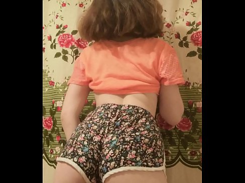 ❤️ Dhallaan yar oo sexy ah oo iska siibaysa surwaalka gaaban ee kamarada ❤️❌  Galmada dabada ﹏